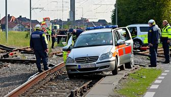 Auto landet in Darmstadt auf Gleisbett